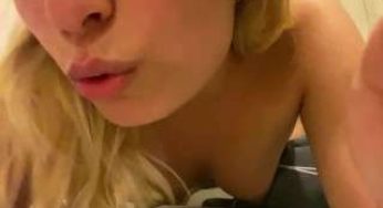 Zor uyanan bir karım var, bende sikerek uyandırıyorum